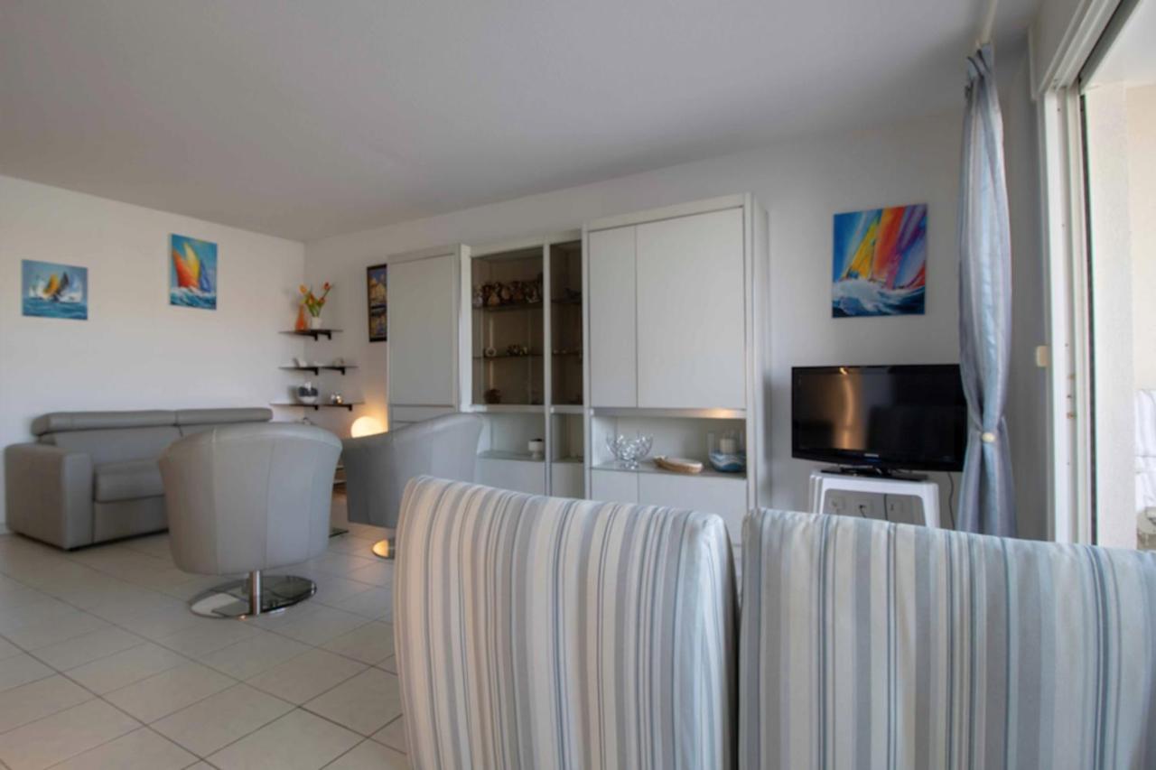 Apartment With Balcony And View On The Port Frejus Exterior photo
